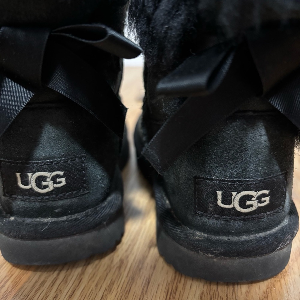 UGG AUSTRALIA Little Girl’s Classic Bailey Bow Black Boots - Picture 8 of 8